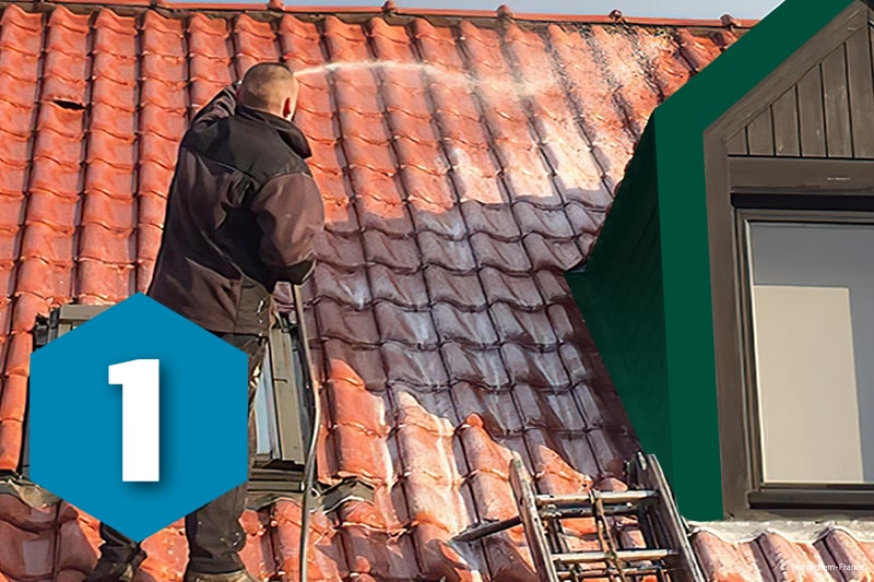 Assainissement de la toiture avant coloration - Application d'une décapant détergent